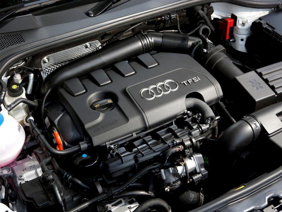 Моторный отсек Audi TT 2.0 TFSI Coupe (8J) 2010 года  (UK) (фото 4 из 10)